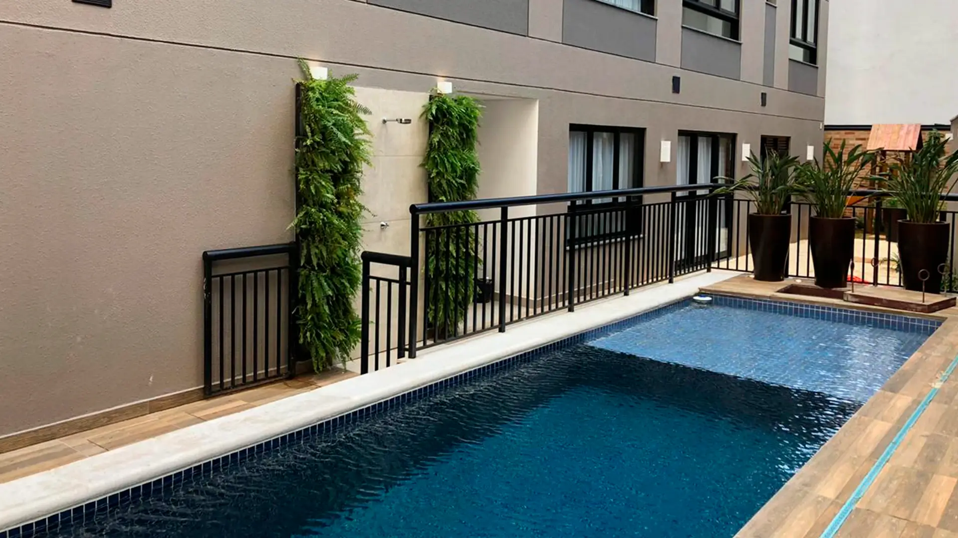 Piscina com Deck Molhado
