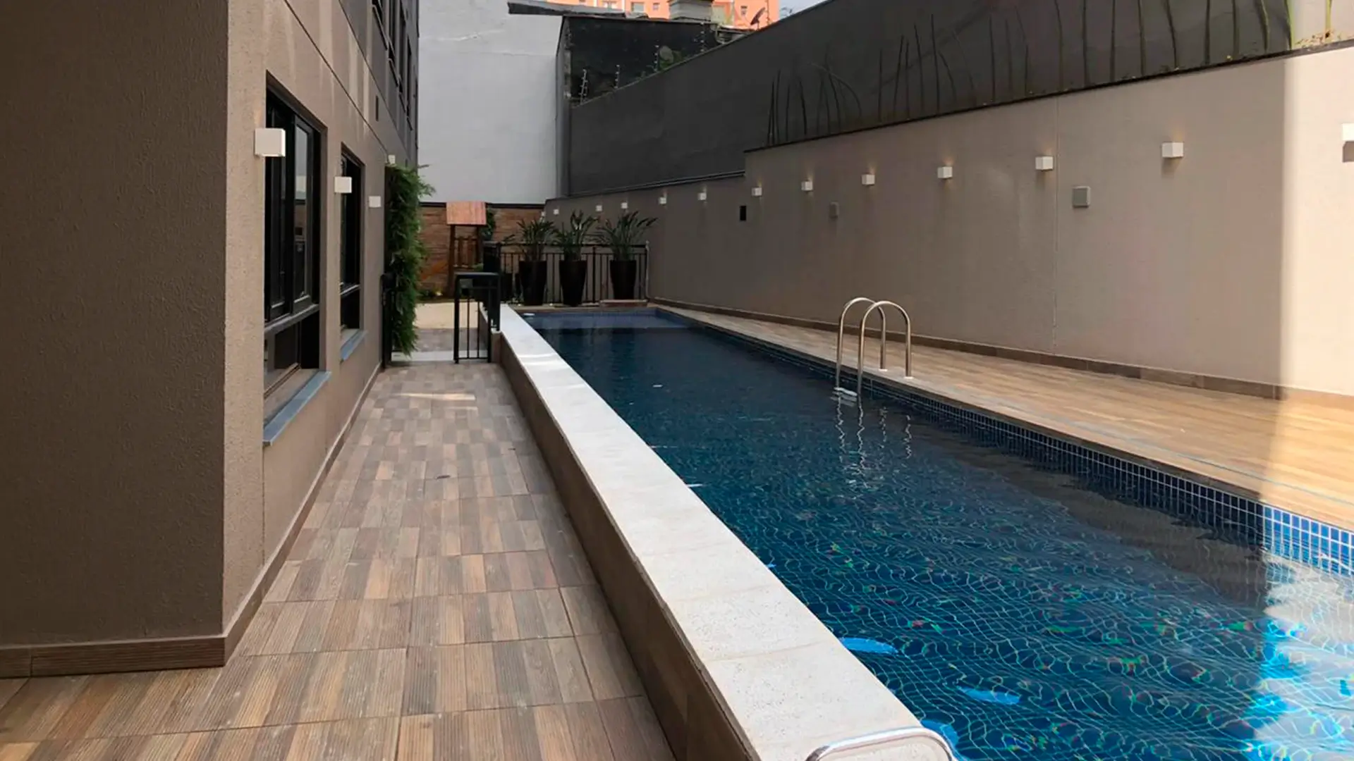 Piscina com Deck Molhado